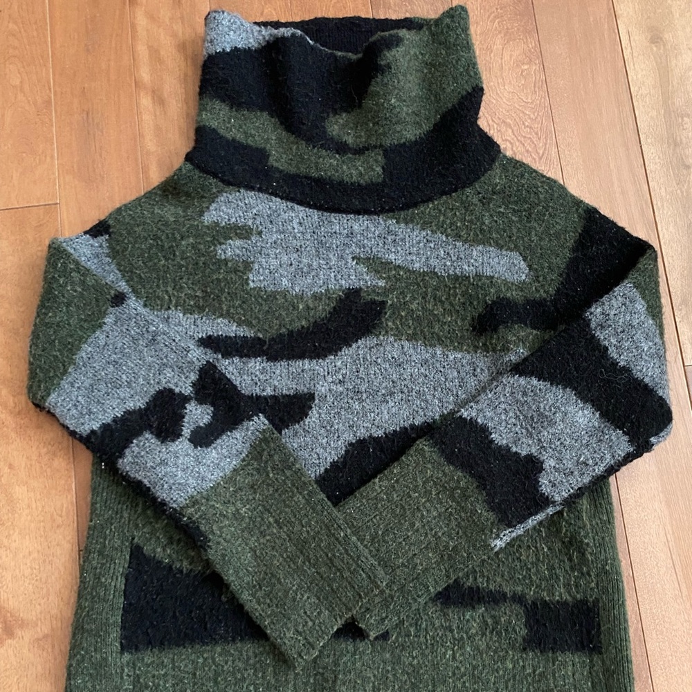 Turtle neck camo sweater